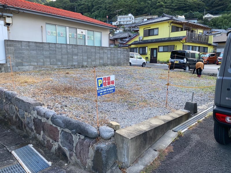 小浜町富津地区の漁港近くの駐車場 の外観