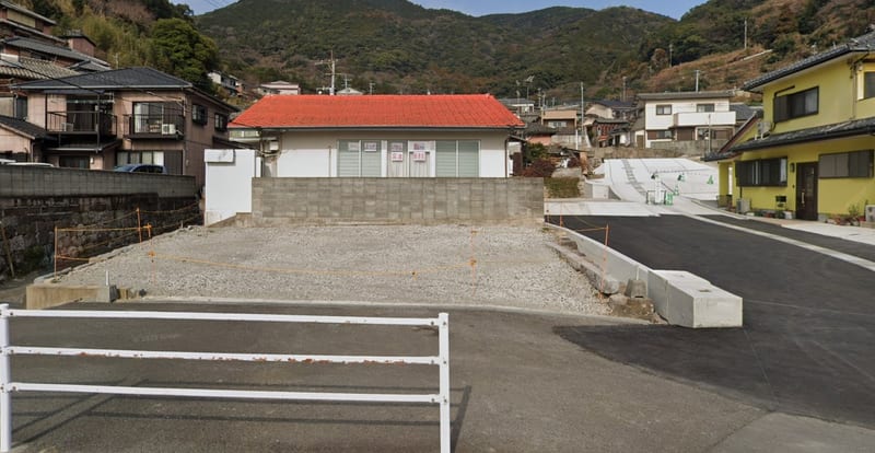 小浜町富津地区の漁港近くの駐車場 写真2